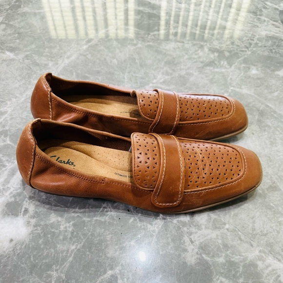 Clarks Womens Brown Perforated Leather Career Loafers Size 11 Wide 7679202) - Picture 3 of 5